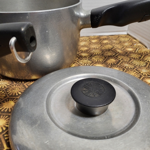 Vintage Wear Ever Heavy Aluminum Cooking Pots # 984 6C(1.5qt) and # 982 4C(1qt) - Picture 5 of 16